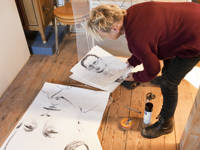 Siel fan Súdwest:  Thea aan het werk in Museum it Tsiispakhûs