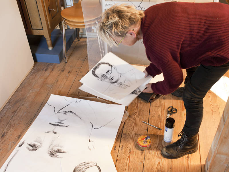 Siel fan Súdwest:  Thea aan het werk in Museum it Tsiispakhûs